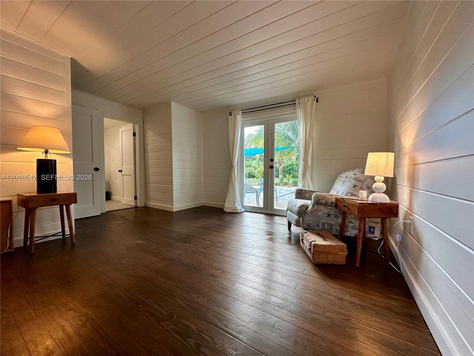 For Sale: $399,995 (1 beds, 2 baths, 989 Square Feet)
