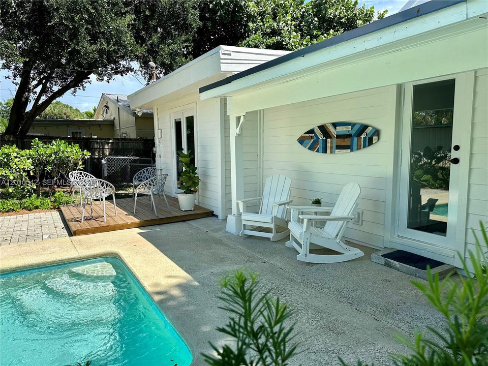 For Sale: $399,995 (1 beds, 2 baths, 989 Square Feet)