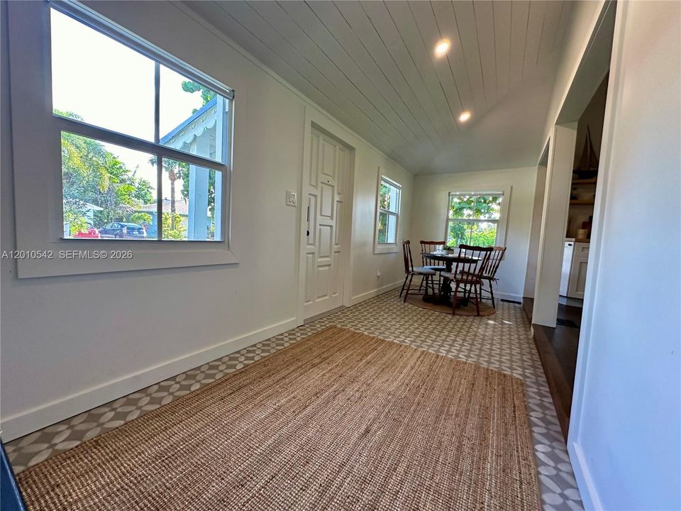 For Sale: $399,995 (1 beds, 2 baths, 989 Square Feet)