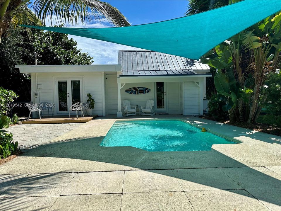 For Sale: $399,995 (1 beds, 2 baths, 989 Square Feet)