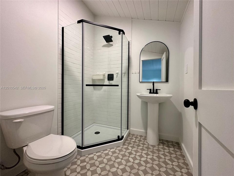 For Sale: $399,995 (1 beds, 2 baths, 989 Square Feet)