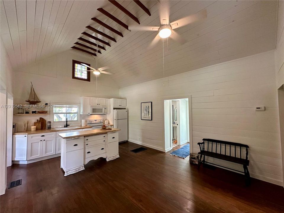 For Sale: $399,995 (1 beds, 2 baths, 989 Square Feet)