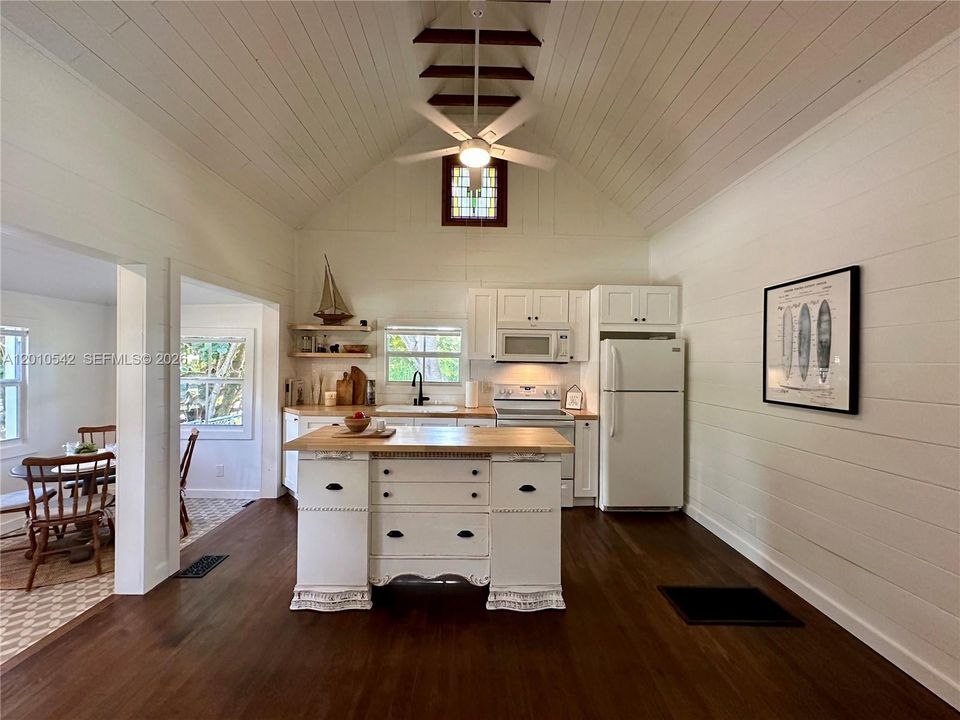 For Sale: $399,995 (1 beds, 2 baths, 989 Square Feet)