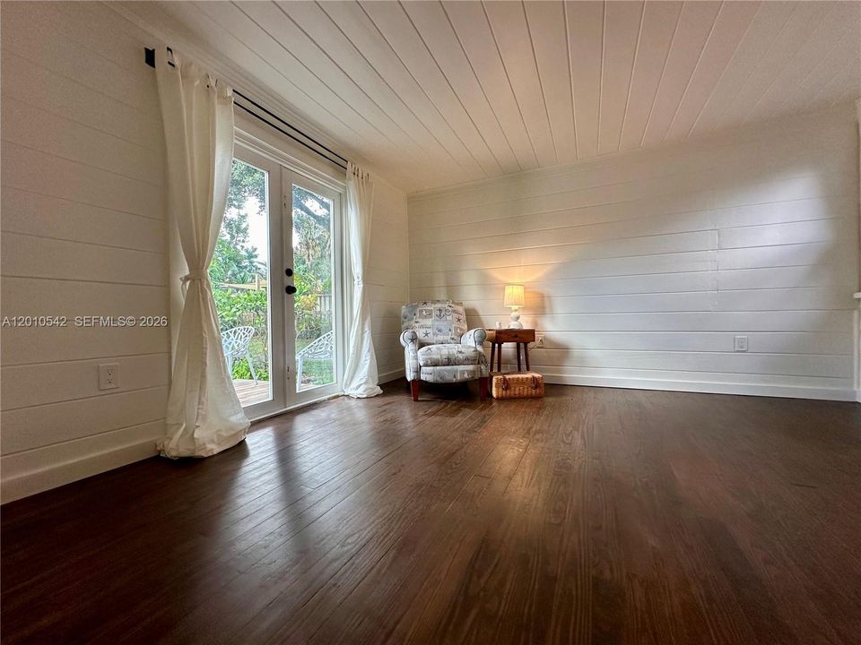For Sale: $399,995 (1 beds, 2 baths, 989 Square Feet)