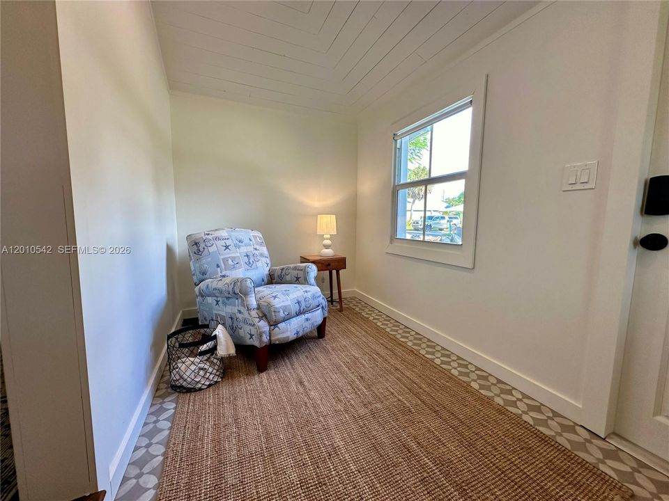 For Sale: $399,995 (1 beds, 2 baths, 989 Square Feet)