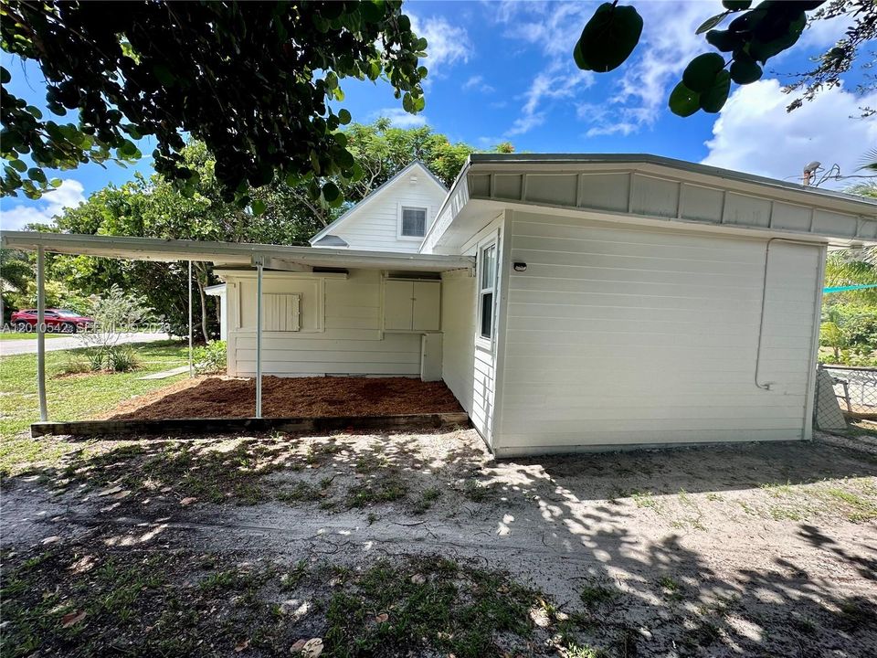 For Sale: $399,995 (1 beds, 2 baths, 989 Square Feet)