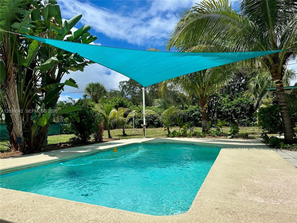 For Sale: $399,995 (1 beds, 2 baths, 989 Square Feet)