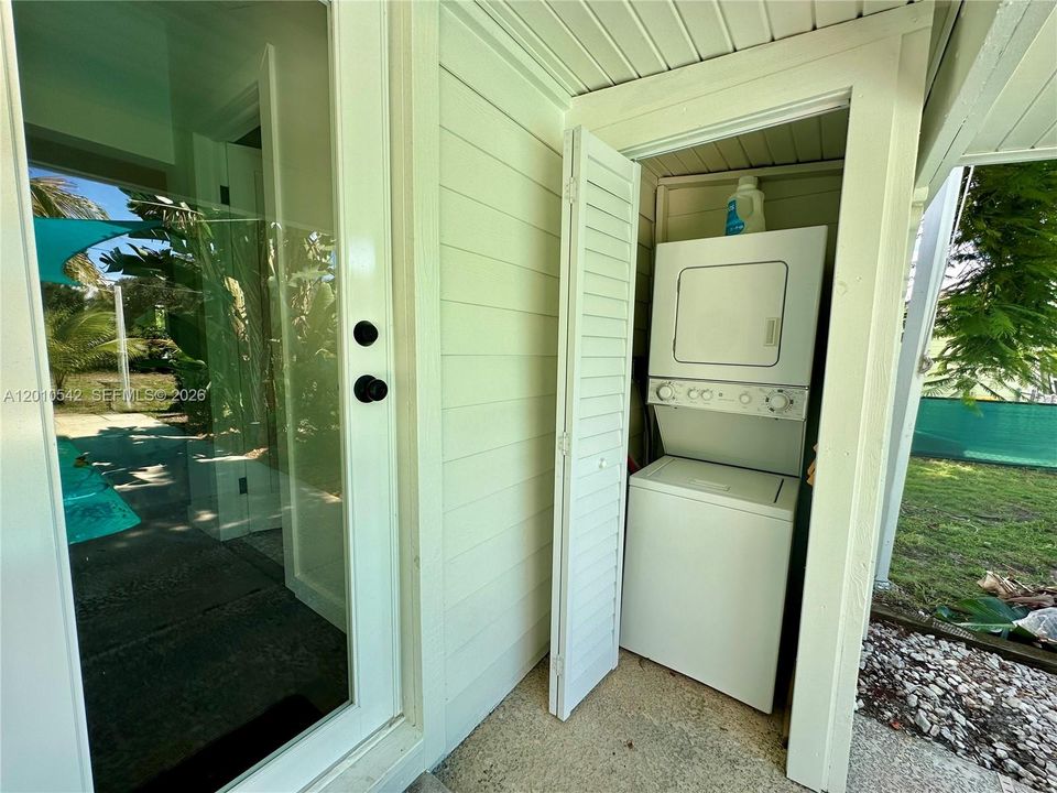 For Sale: $399,995 (1 beds, 2 baths, 989 Square Feet)