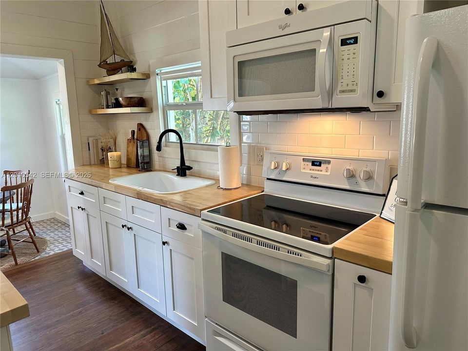 For Sale: $399,995 (1 beds, 2 baths, 989 Square Feet)