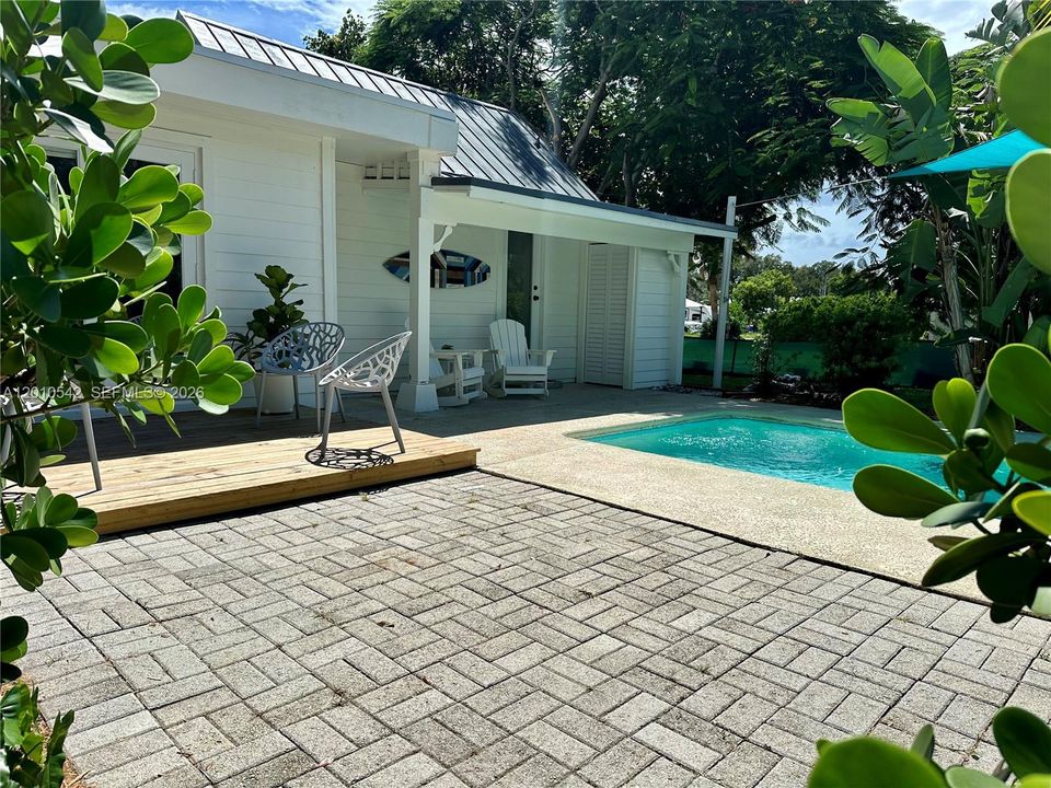 For Sale: $399,995 (1 beds, 2 baths, 989 Square Feet)
