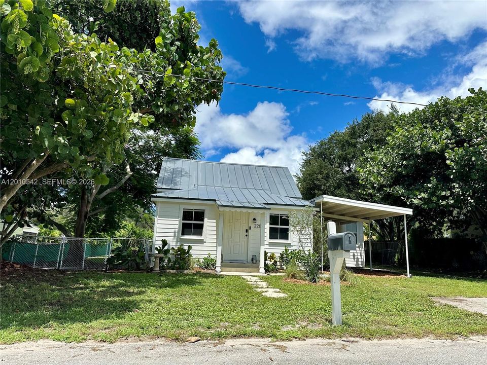 For Sale: $399,995 (1 beds, 2 baths, 989 Square Feet)