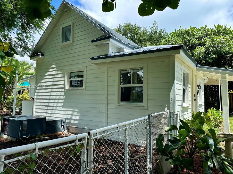 For Sale: $399,995 (1 beds, 2 baths, 989 Square Feet)
