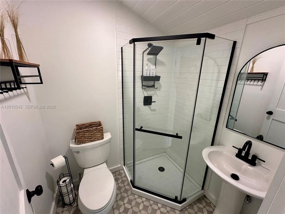 For Sale: $399,995 (1 beds, 2 baths, 989 Square Feet)