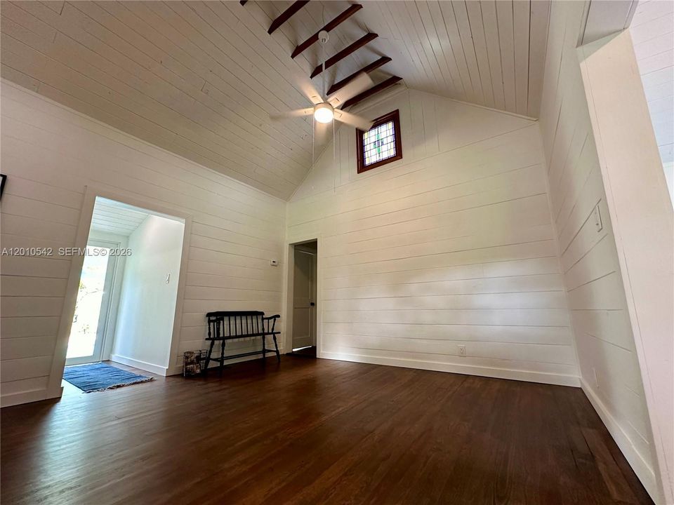 For Sale: $399,995 (1 beds, 2 baths, 989 Square Feet)