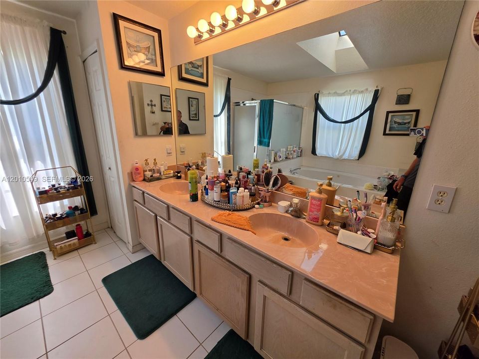 Activo con contrato: $339,000 (4 camas, 2 baños, 2236 Pies cuadrados)