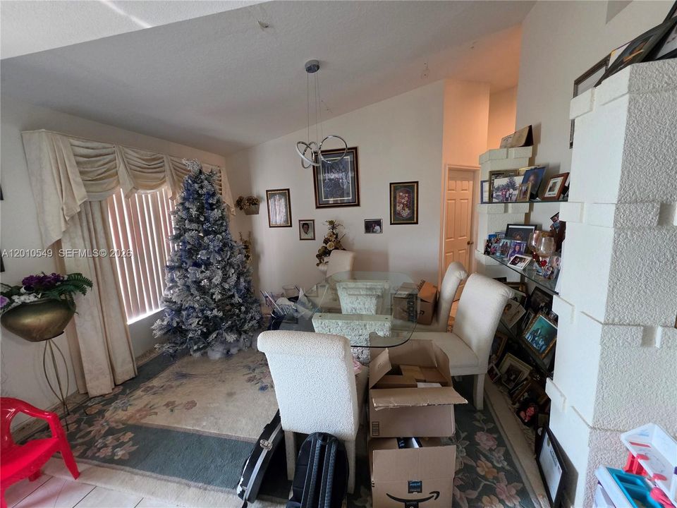Activo con contrato: $339,000 (4 camas, 2 baños, 2236 Pies cuadrados)