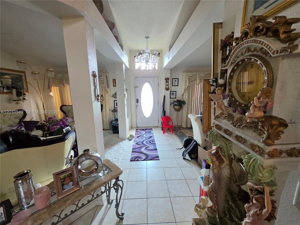 Activo con contrato: $339,000 (4 camas, 2 baños, 2236 Pies cuadrados)