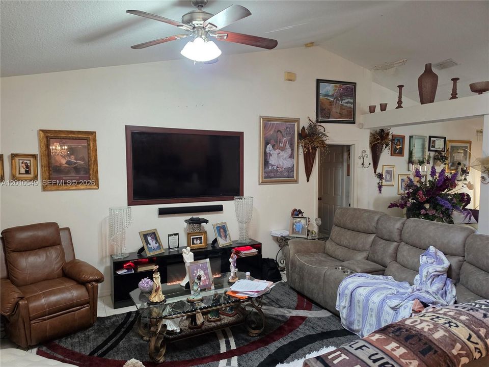 Activo con contrato: $339,000 (4 camas, 2 baños, 2236 Pies cuadrados)