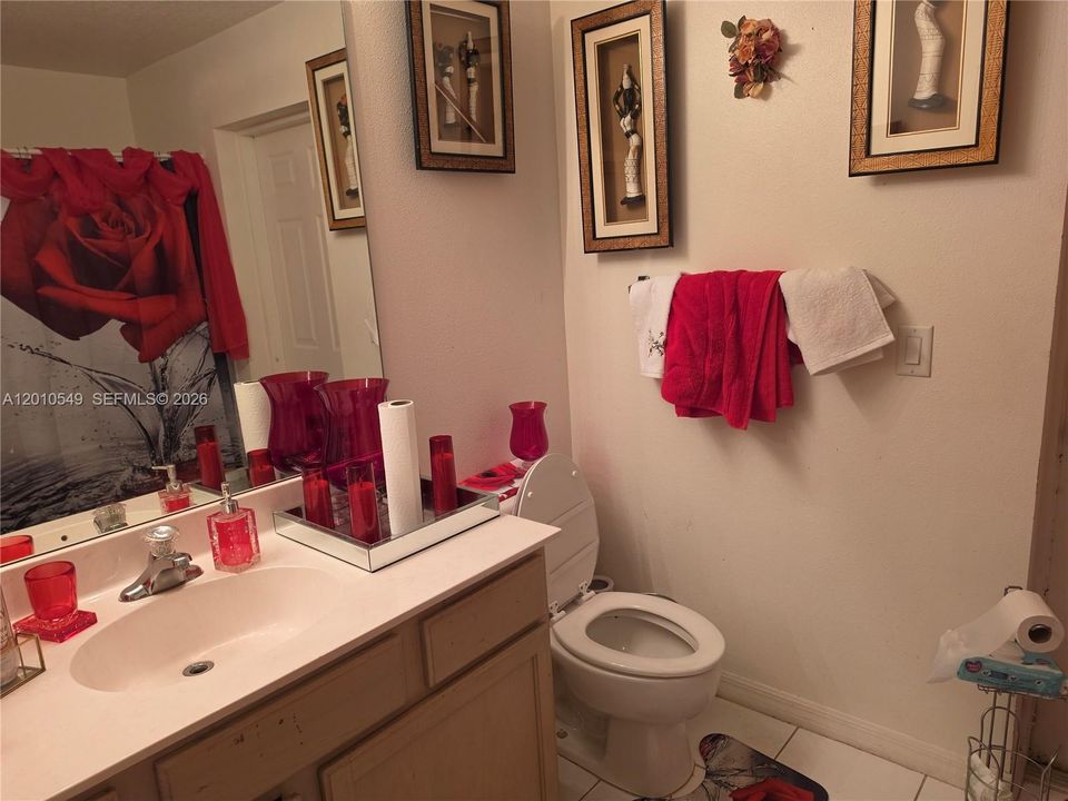 Activo con contrato: $339,000 (4 camas, 2 baños, 2236 Pies cuadrados)