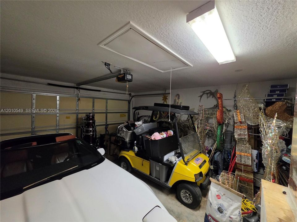 Activo con contrato: $339,000 (4 camas, 2 baños, 2236 Pies cuadrados)