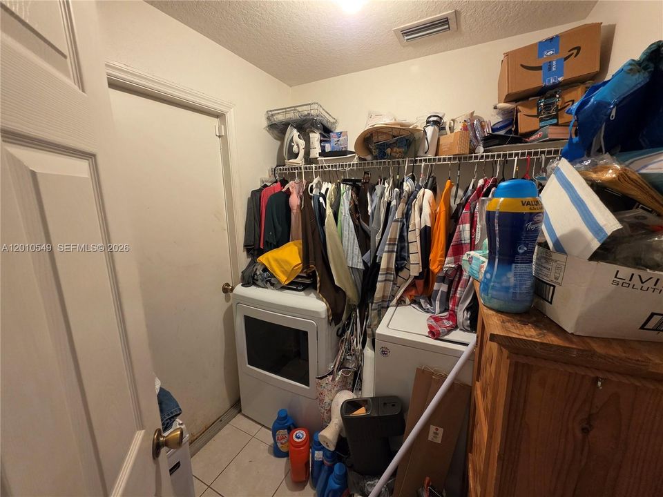 Activo con contrato: $339,000 (4 camas, 2 baños, 2236 Pies cuadrados)