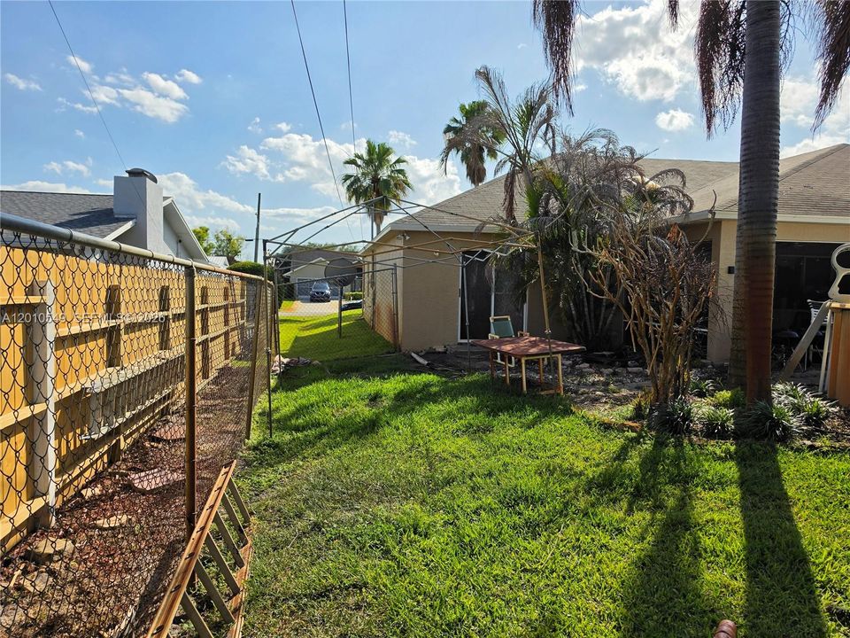 Activo con contrato: $339,000 (4 camas, 2 baños, 2236 Pies cuadrados)