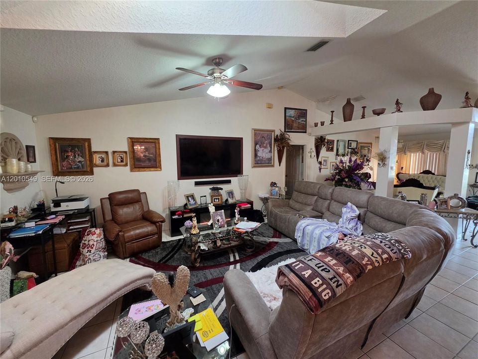 Activo con contrato: $339,000 (4 camas, 2 baños, 2236 Pies cuadrados)