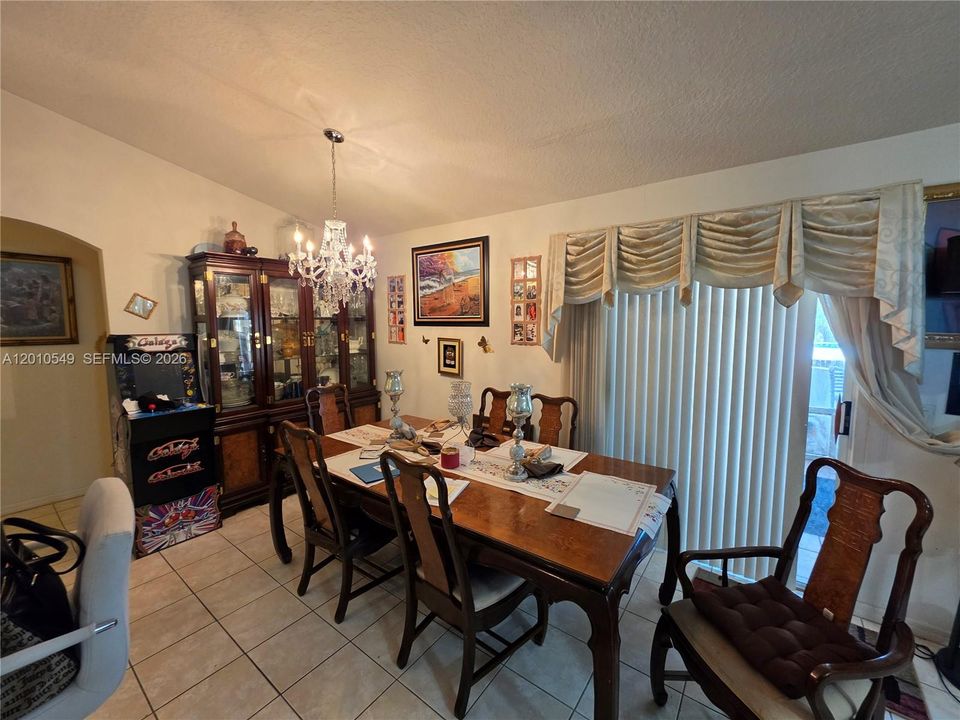 Activo con contrato: $339,000 (4 camas, 2 baños, 2236 Pies cuadrados)