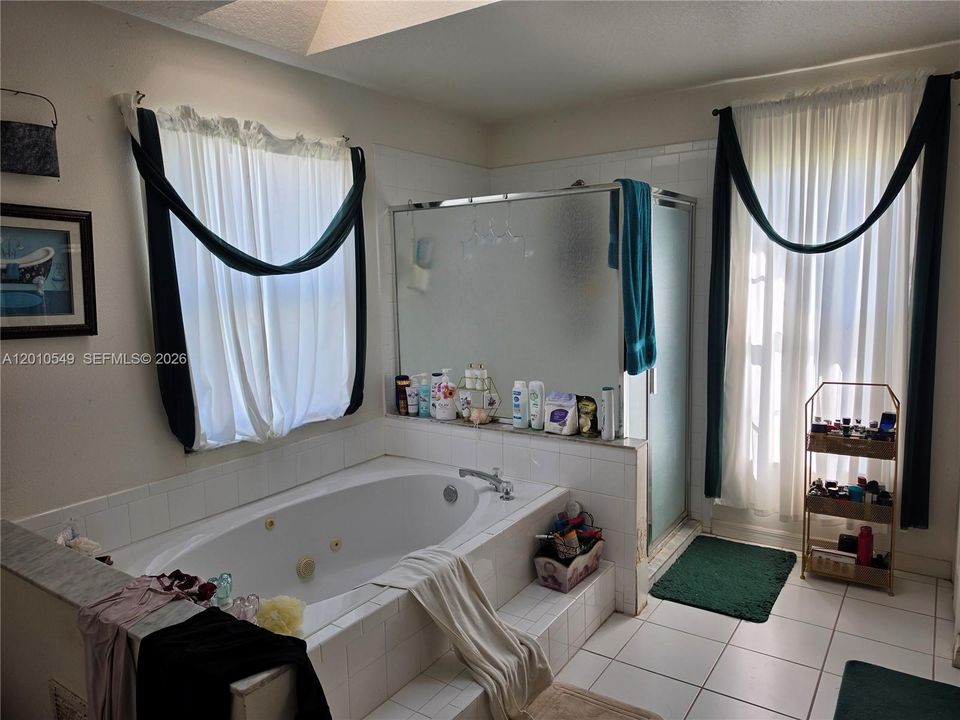 Activo con contrato: $339,000 (4 camas, 2 baños, 2236 Pies cuadrados)