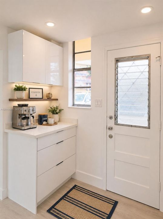 For Sale: $188,000 (1 beds, 1 baths, 817 Square Feet)