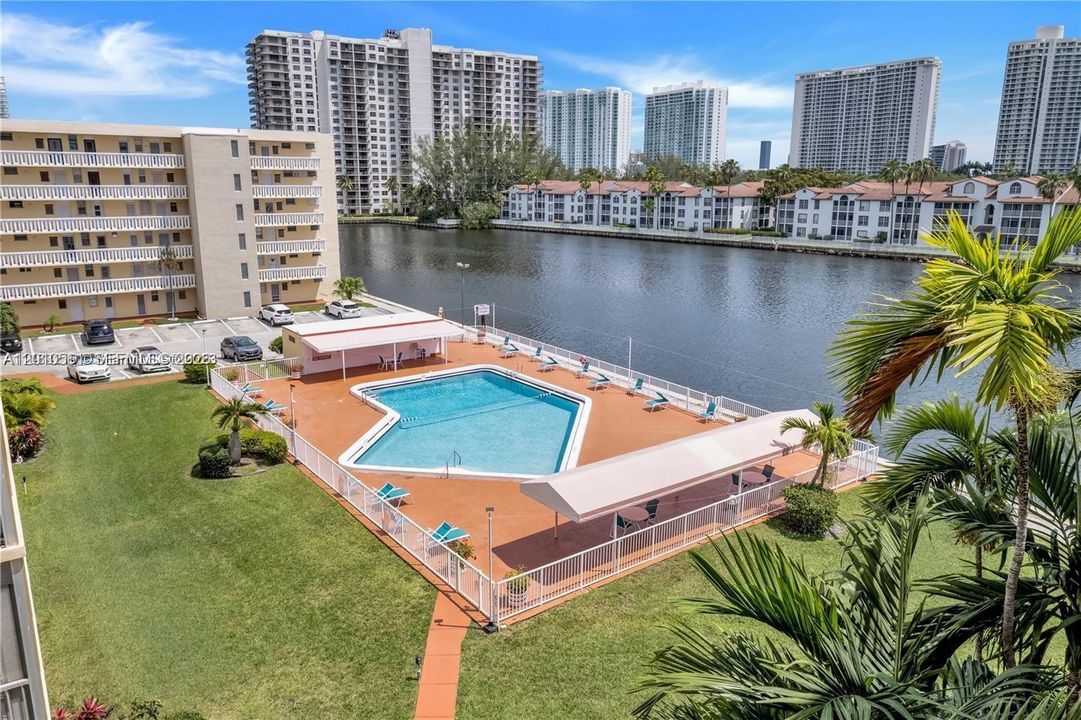 For Sale: $188,000 (1 beds, 1 baths, 817 Square Feet)