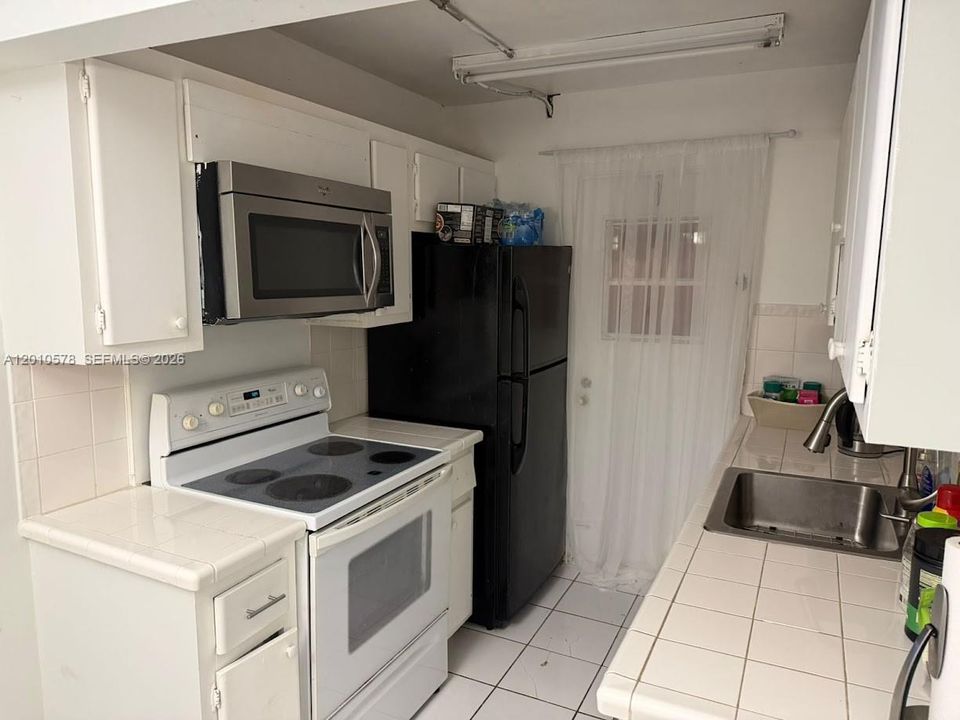 На продажу: $180,000 (2 спален, 2 ванн, 880 Квадратных фут)