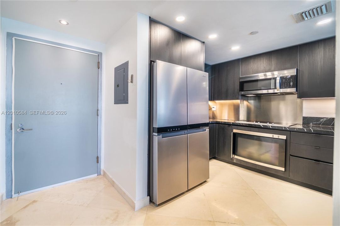 Active With Contract: $5,000 (1 beds, 1 baths, 776 Square Feet)