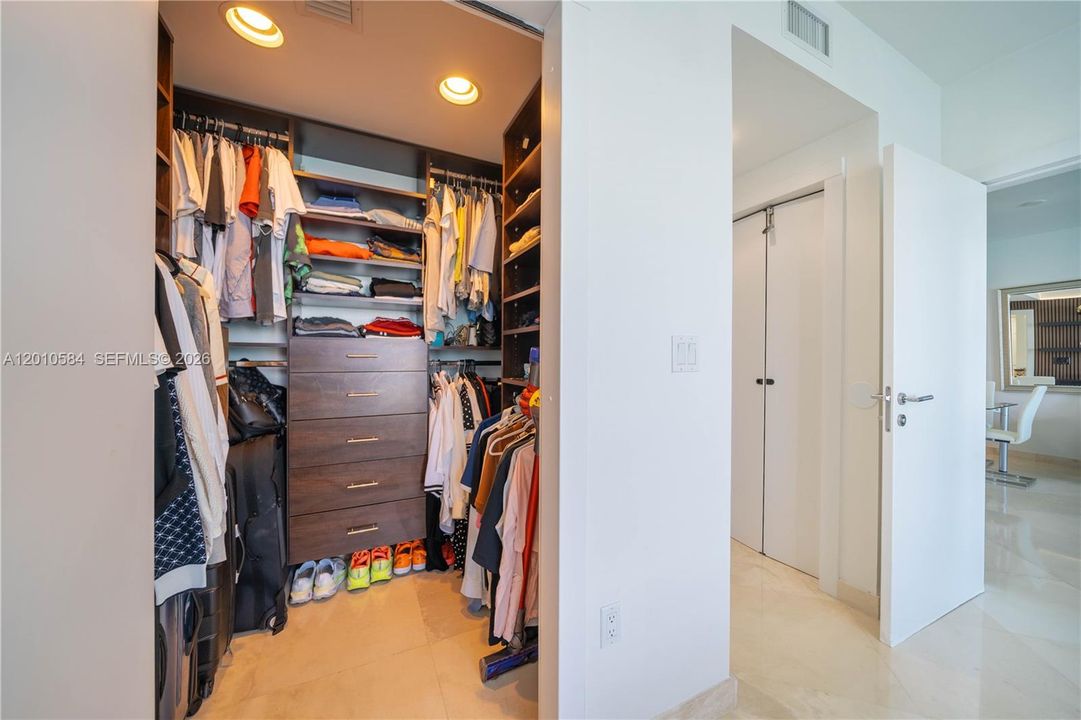 Active With Contract: $5,000 (1 beds, 1 baths, 776 Square Feet)