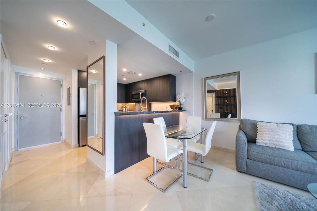 Active With Contract: $5,000 (1 beds, 1 baths, 776 Square Feet)