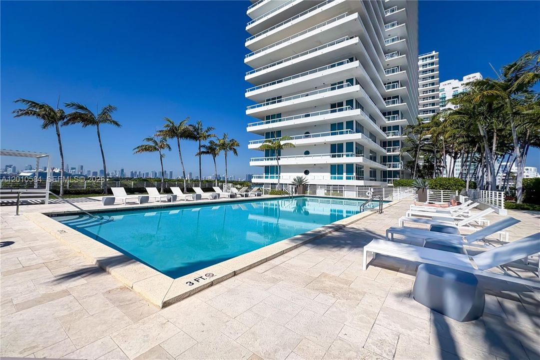 Active With Contract: $5,000 (1 beds, 1 baths, 776 Square Feet)