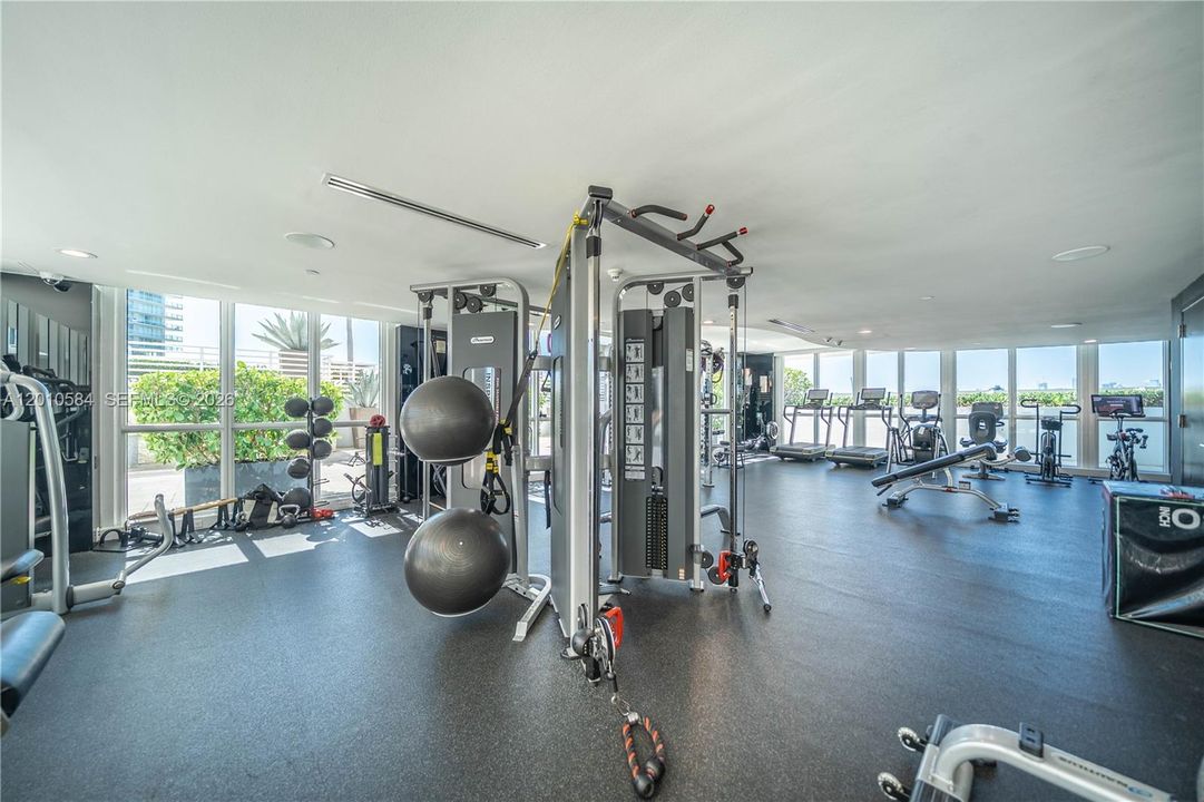 Active With Contract: $5,000 (1 beds, 1 baths, 776 Square Feet)