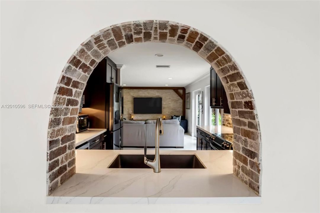 Activo con contrato: $825,000 (4 camas, 2 baños, 2476 Pies cuadrados)
