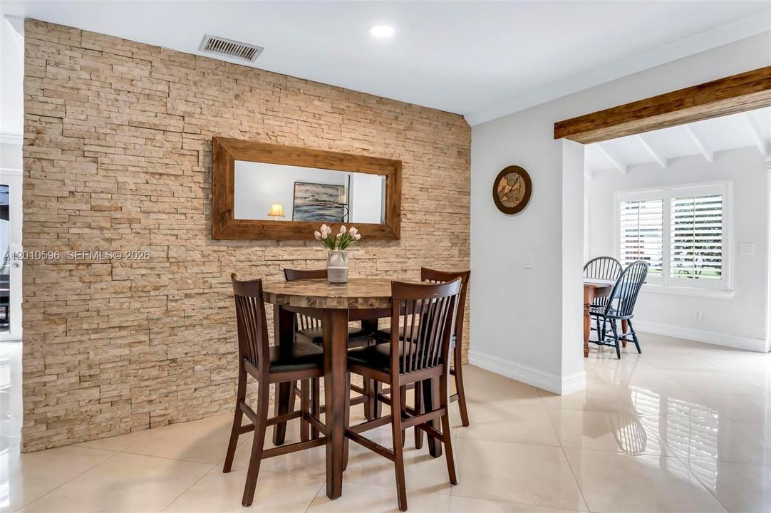 Activo con contrato: $825,000 (4 camas, 2 baños, 2476 Pies cuadrados)