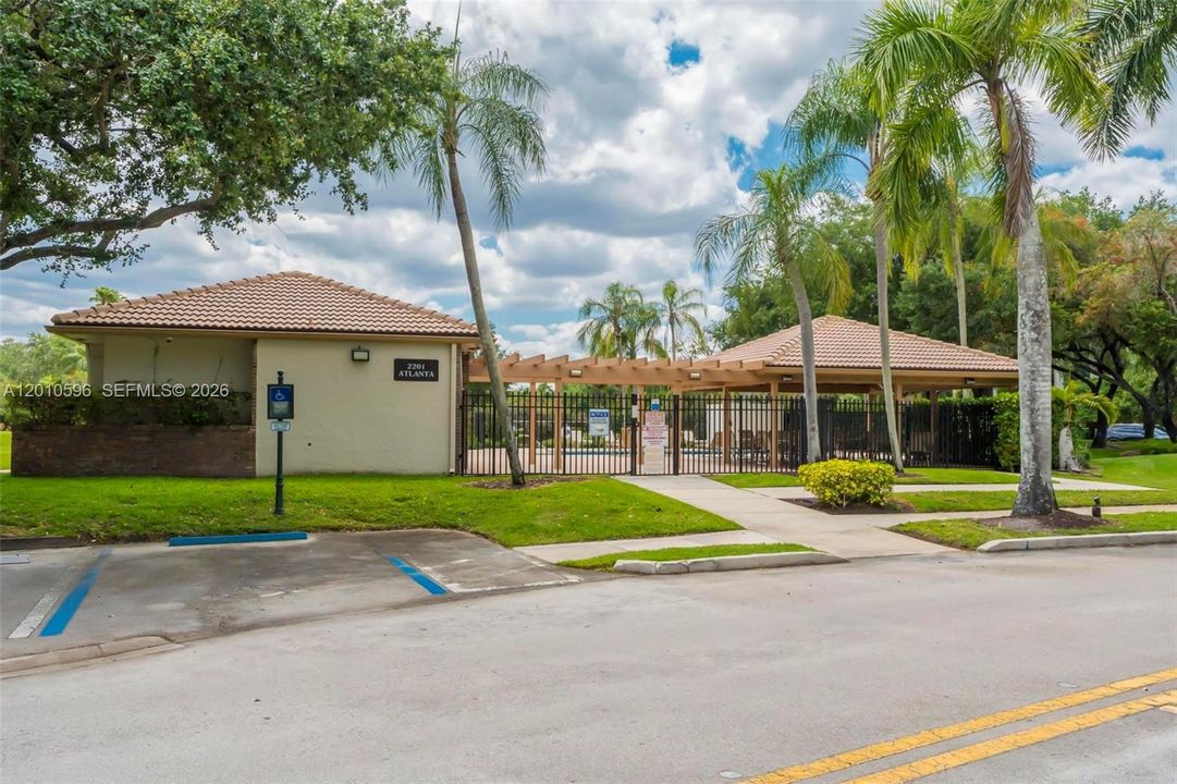 Activo con contrato: $825,000 (4 camas, 2 baños, 2476 Pies cuadrados)