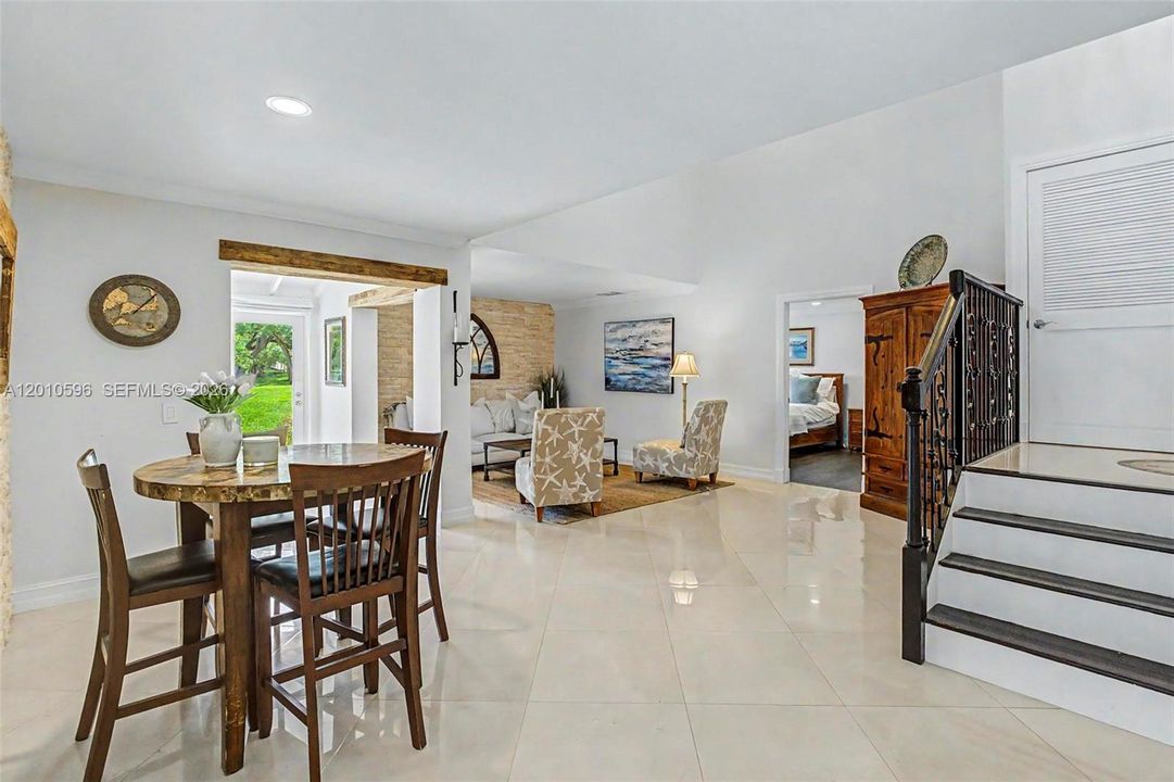 Activo con contrato: $825,000 (4 camas, 2 baños, 2476 Pies cuadrados)