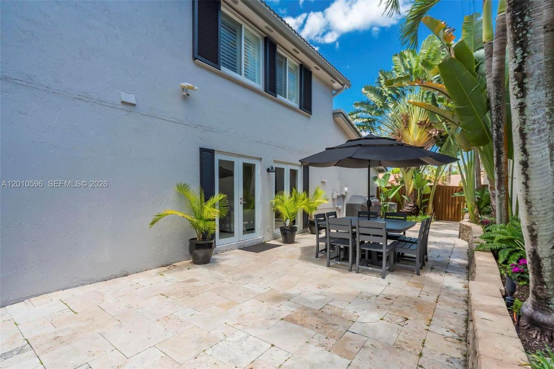 Activo con contrato: $825,000 (4 camas, 2 baños, 2476 Pies cuadrados)