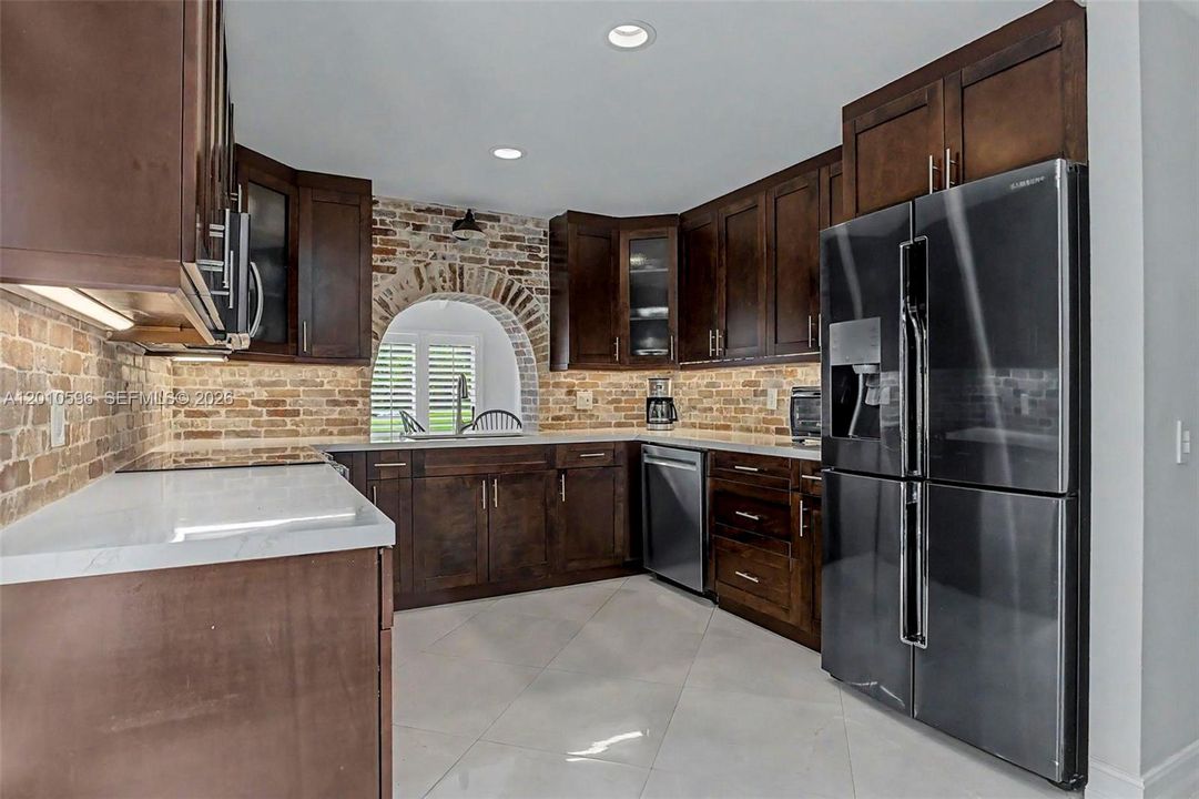 Activo con contrato: $825,000 (4 camas, 2 baños, 2476 Pies cuadrados)