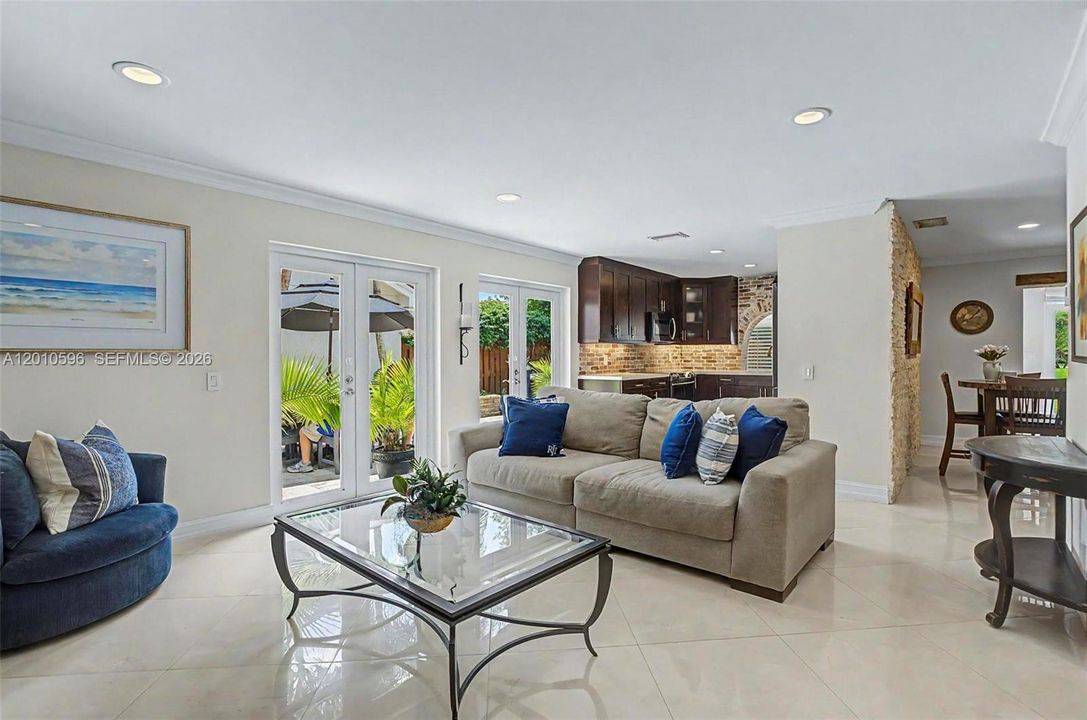 Activo con contrato: $825,000 (4 camas, 2 baños, 2476 Pies cuadrados)