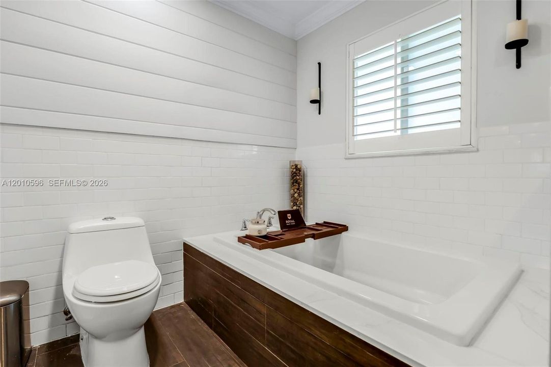 Activo con contrato: $825,000 (4 camas, 2 baños, 2476 Pies cuadrados)