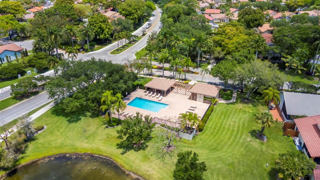 Activo con contrato: $825,000 (4 camas, 2 baños, 2476 Pies cuadrados)
