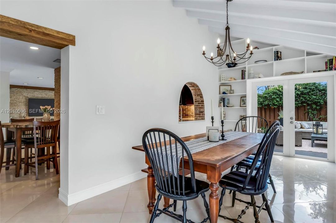 Activo con contrato: $825,000 (4 camas, 2 baños, 2476 Pies cuadrados)