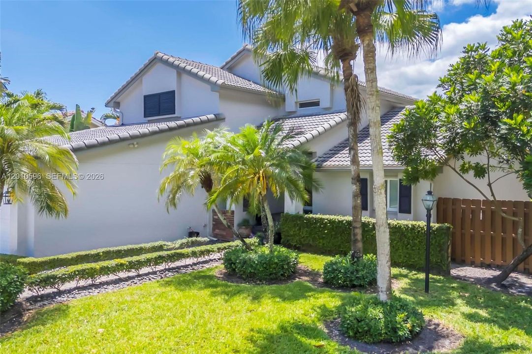 Activo con contrato: $825,000 (4 camas, 2 baños, 2476 Pies cuadrados)