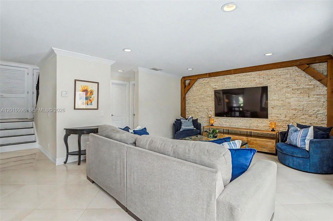 Activo con contrato: $825,000 (4 camas, 2 baños, 2476 Pies cuadrados)
