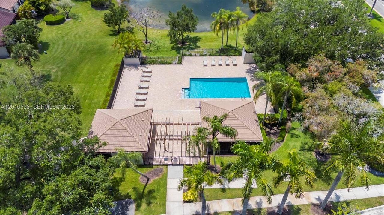 Activo con contrato: $825,000 (4 camas, 2 baños, 2476 Pies cuadrados)